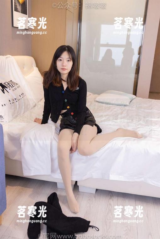 BoBoSocks袜啵啵 - 橘橘再一次登场，这次给我们带来了华伦天奴高跟鞋的正经图集！
