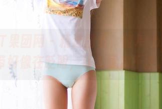 GIRLT果团网 - 精选图包，甜Abby的吊带好像在眨眼，让人琢磨不透。