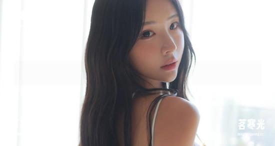 Habin夏彬(하빈)私拍合集：裸足状态下的倩影，真是无处不在