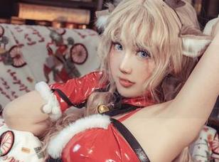 真心觉得，“Luisa_零纱”的“棉袜”COS像一场巧妙的戏，轻松愉快得让人驻足不前。