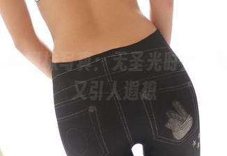 ROSI的网袜写真：无圣光时分，既朦胧又引人遐想