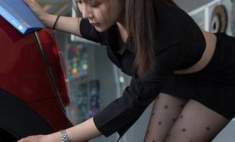 XINGYAN星颜社 - 潘娇娇的热门图包，吊带气氛渗透着点点暧昧。
