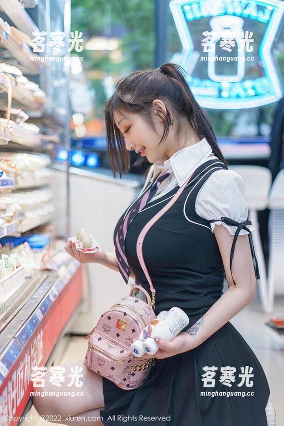 Xiuren秀人网 - 夏天的lingyu69全套写真，偶尔自带空调，偶尔冒汗，一切都随缘