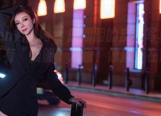 Xiuren秀人网 - 唐翩翩的皮衣写真：这衣服真有“翩翩”之意，像麻豆在飘呀飘！
