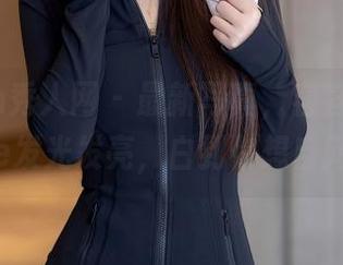Xiuren秀人网 - 最新写真，容容容Alice发光发亮，白到你想自闭