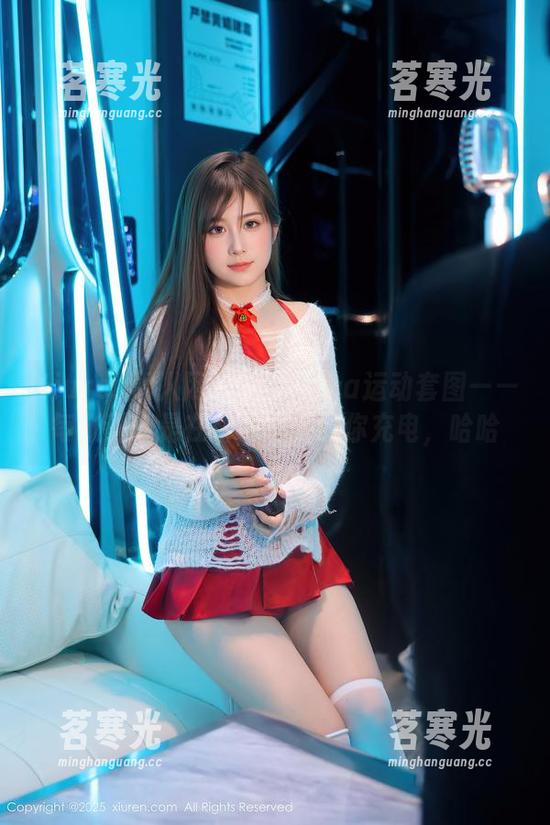 Xiuren秀人网 - 涵涵Luna运动套图——每张都像是在给下雨天的你充电，哈哈