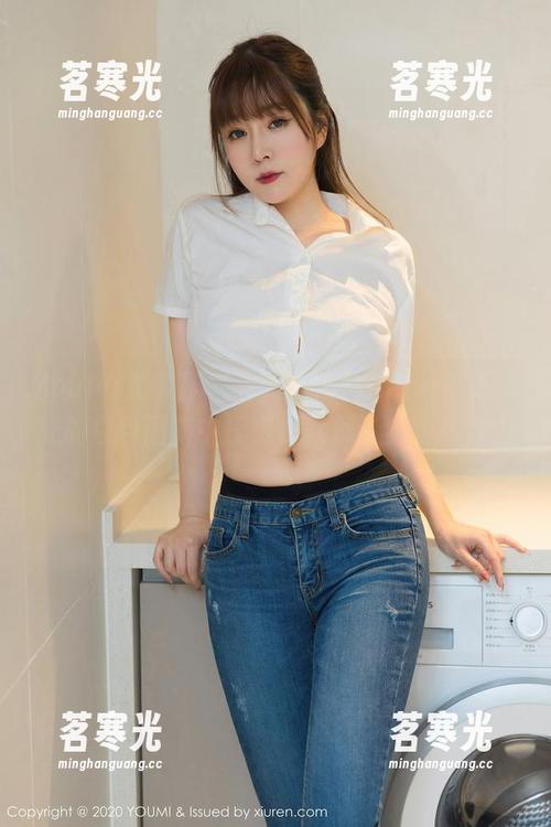 YouMi尤蜜荟 - 看，小海臀Rena在无圣光的白色图集中摇曳，就像梦游的精灵。