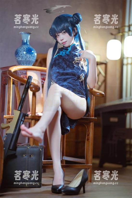免费图册在手，三无人型女仆姿态迷人，手里的咖啡都估计要掉了。