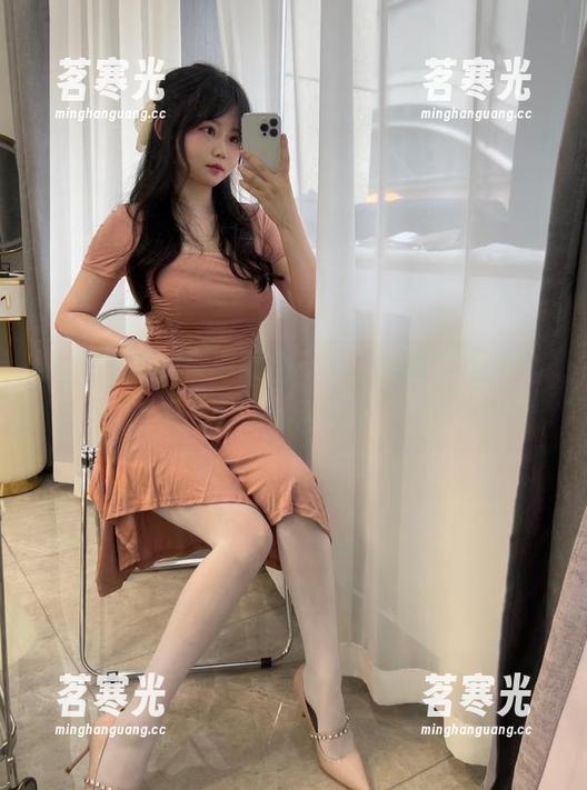 依依超级懒 看依依超级懒穿礼服cos,我吸着嘴,心想这也太会选衣服了!