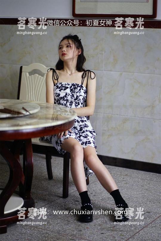 初夏女神-依依 初夏女神 - 暗潮汹涌?依依的图集闪耀着久别重逢的美图,这是什么神仙画风!