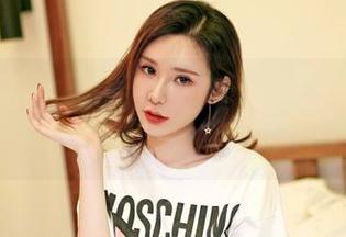 嗲囡囡 - SiByl李思宁和她的写真，裤里丝在这个季节也太惹眼了。