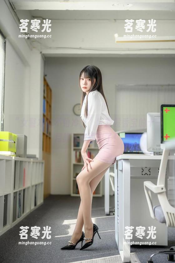 坏露露香宝 “女警本警不怕冷,”坏露露香宝的十一月舰长套图来了!