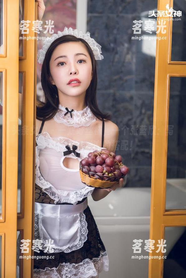 头条女神-张蓝欣 头条女神 - 一双好丝袜,一个张蓝欣:写真中不可思议的搭配!