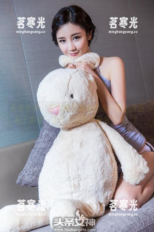 头条女神-琳琳 头条女神 - 这张图里琳琳的水手服让我想起了青春,其实应该叫“青春不败”?