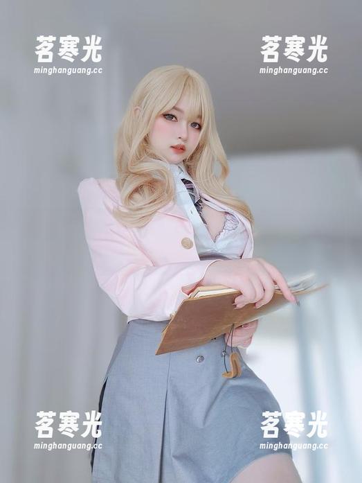 看完女主K的纯白上衣原图，我意识到想要的可能…不止一件！
