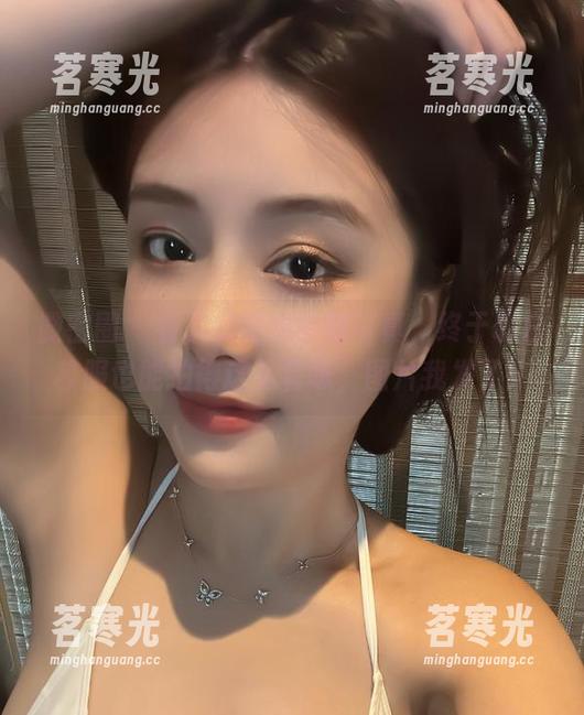 微密圈 - 看了奶雯的校服写真，终于明白校服也能拍得这么有味，图片我发了！