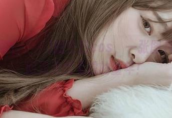 姜仁卿(강인경)的生日cos，一张图片让你回到无忧无虑的童年！