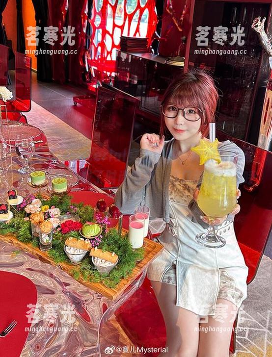 宝儿mysterial 当宝儿mysterial穿上婚纱,她的私房写真妥妥的变成了时尚驾到,连风都在打招呼!