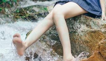小野妹子w的这一轮美腿照片，轻而易举就把我的审美撕成碎片。
