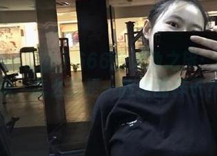微密圈 - 左公子666的泳池之旅：高清图集，怎么总是一脸懵的样子？