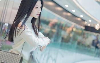 希希_啾捕捉的照片：女上司的假装放松，其实脑袋里依旧在想工作吧？