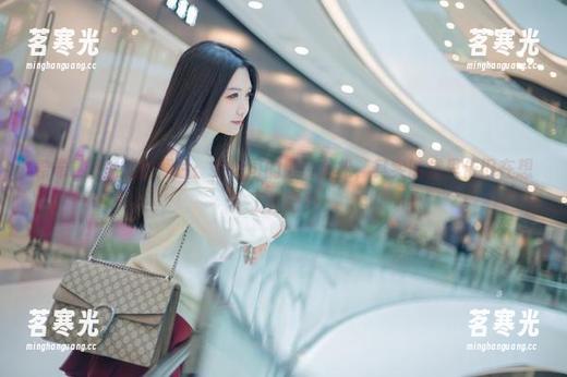 希希_啾 希希_啾捕捉的照片:女上司的假装放松,其实脑袋里依旧在想工作吧?