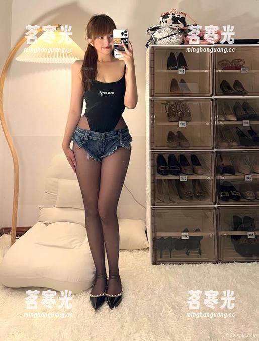 微密圈 - 福利原图辛苦了！张思允的黑丝制服、油亮亮的，更是复古与现代的完美碰撞。