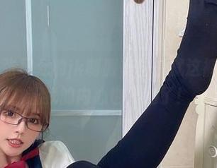 微密圈 - 张思允的jk制服写真，就这裤子搭配，让我的内心也穿越了！