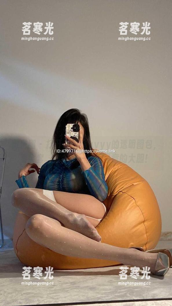 徐绾绾yyyy 微密圈 - 打开徐绾绾yyyy的透明图包,看全套,体会那一丝不经意的大胆!