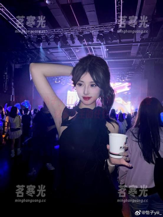 怡子yiii 不怕冷的怡子yiii,高清分享一起来感受这冰公主的任性
