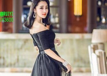推女神 - 上班偷闲，下载杨上萱棉袜合集，给你点不一样的乐趣！