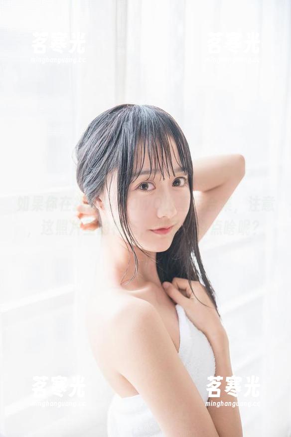 木绵绵OwO 如果你在找木绵绵OwO比基尼合集,注意,这照片里的神态,似乎在说点啥呢?
