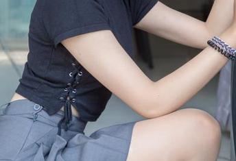 梦丝女神 - 高清下的乔儿，双人照片，氛围里似乎藏着一丝微妙的暗示？