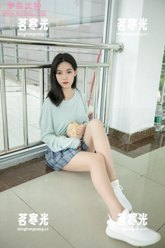 梦丝女神 - 雪馨的私拍：更新你的丝袜审美，清新得令人喷饭的选择！