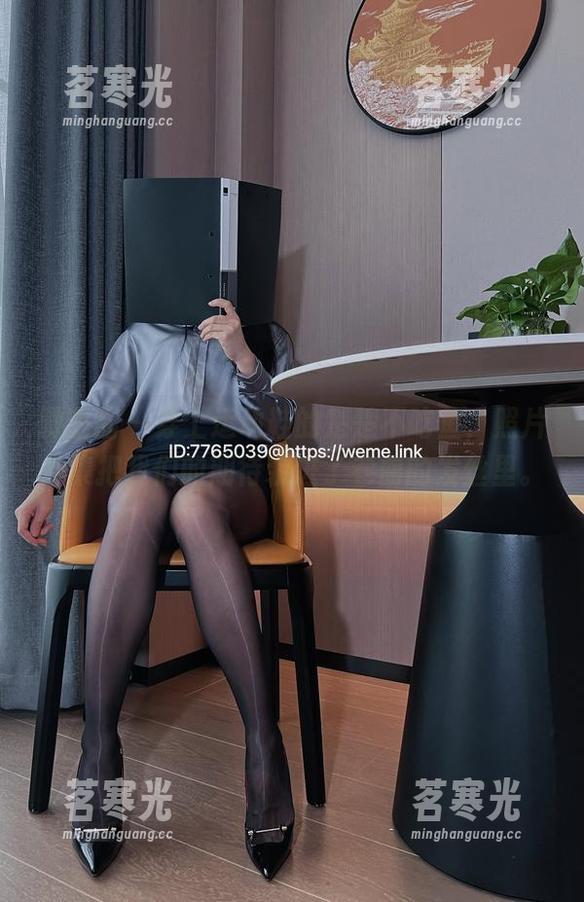 楚楚不吃鱼 微密圈 - 穿上运动鞋的楚楚不吃鱼,照片合集把我们的期待装进了卷曲的发丝里。