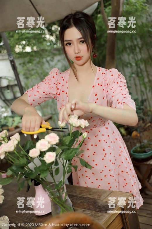 模范学院 - 别说SiByl李思宁的“镂空”不成熟，就这美图完全没有圣光，直接给我眼前一亮。