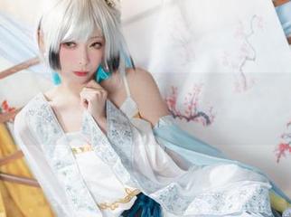 最新图册：樱岛嗷一在碧蓝航线里懒洋洋的白兔，让人想为它拉个小床。