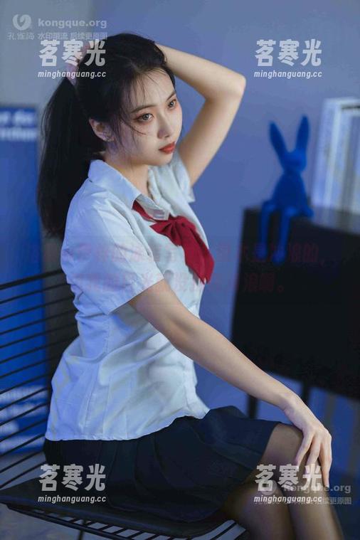 洛桑w伊梓的泳装写真，原本是冲浪的，但我的目光就没捞到海浪啊。
