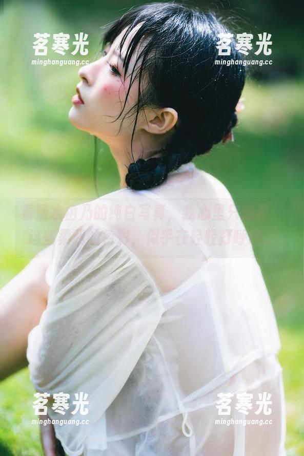 看清水由乃的纯白写真，我心里只想着：这些柔和的色彩，似乎在轻轻打呼噜。