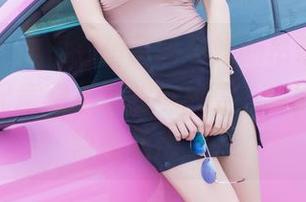 爱蜜社 - 小丽莎萌萌哒与她的吊带作品，写真搭配意想不到的小故事，套图里每一帧都是魔力。