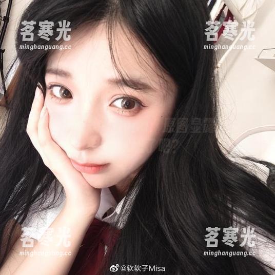 特软儿Sona 短裙对比特软儿Sona:原图显露的细节太有意思了吧?
