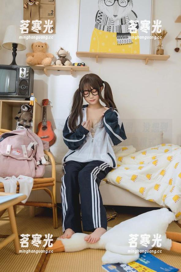 昨晚我翻了神沢永莉的白裙原图，没想到会无意中进入了好几分钟的沉思模式。