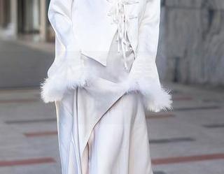 秀人网 - 写真不只是冷美人：陈舒羽和她的制服秀