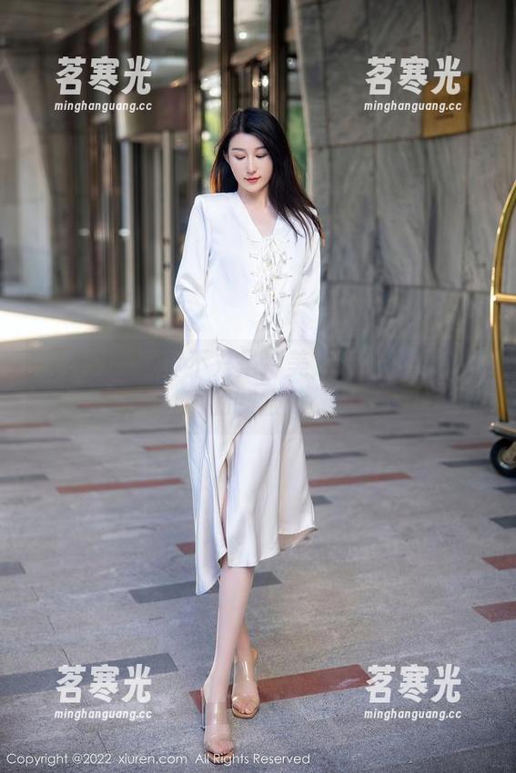 秀人网 - 写真不只是冷美人：陈舒羽和她的制服秀