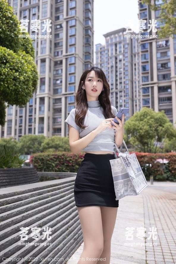 秀人网 - 龙雪儿官宣！分享她的御姐图片，让人根本无法抗拒！