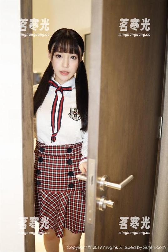 美媛馆-于大乔 美媛馆 - 海边写真:于大乔的“沙滩大冒险”,别问我为啥被浪打到。
