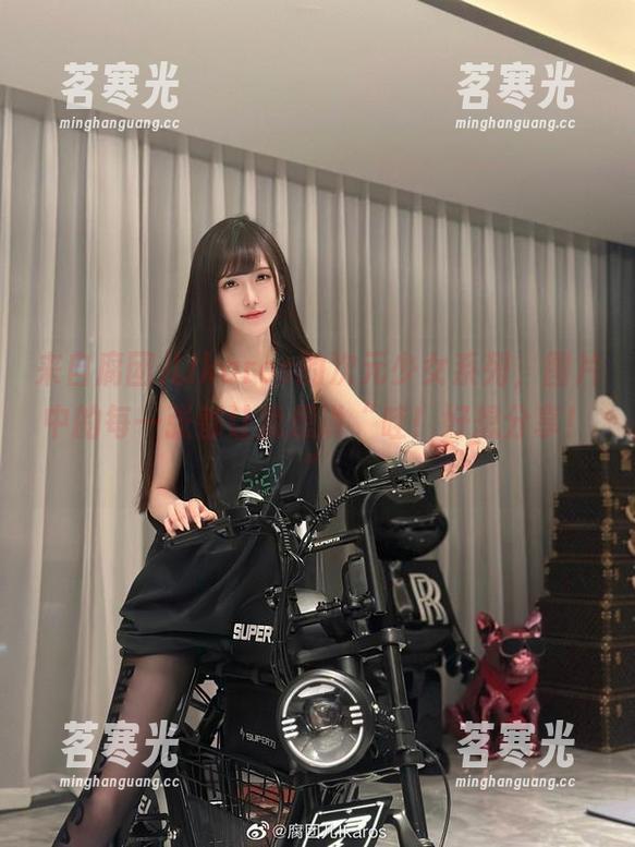 来自腐团儿Ikaros的次元少女系列,图片中的每一张都让我想说“哇!好想分享!”