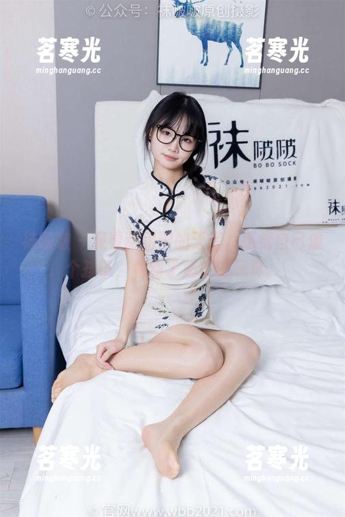 袜啵啵-甜甜圈 袜啵啵 - 观看甜甜圈的天使,感觉自己像个孩子,看到了心仪的玩具。