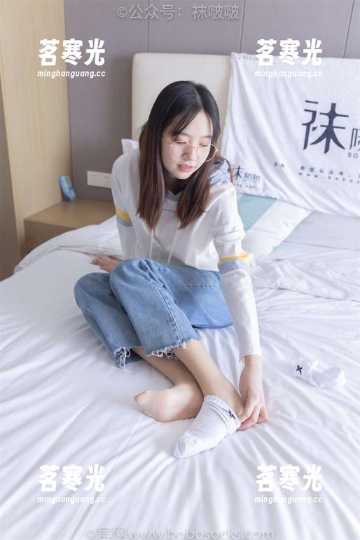 袜啵啵 - 稚予的白丝小腿袜，让人忍不住想多看几眼的高清图片。