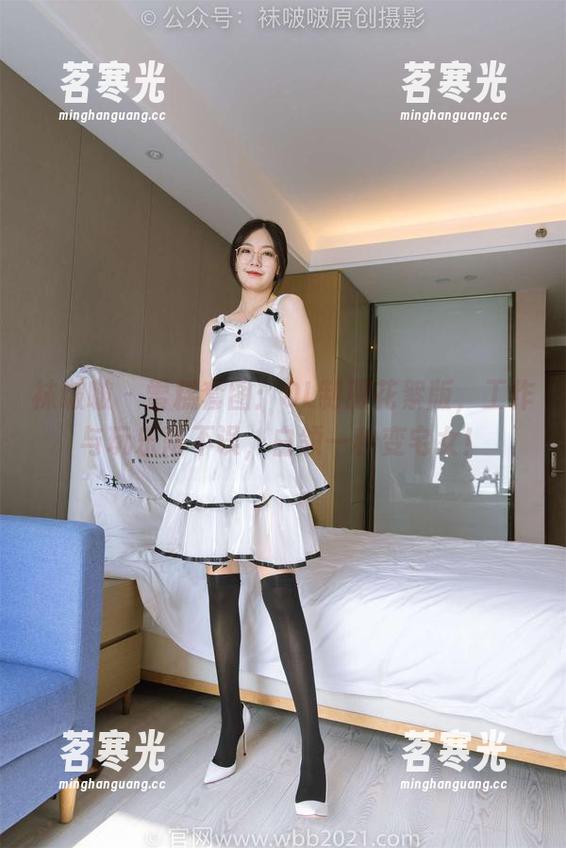 袜啵啵-雪糕 袜啵啵 - 雪糕套图:OL制服花絮版,工作与玩乐两不误,白领一秒变宅女!